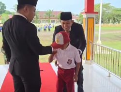 Suasana Haru Siswa SD di Pelalawan Tuai Apresiasi, Sendirian di Upacara HUT ke-80 RI
